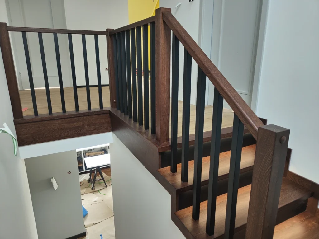 Schody dębowe z balustradą