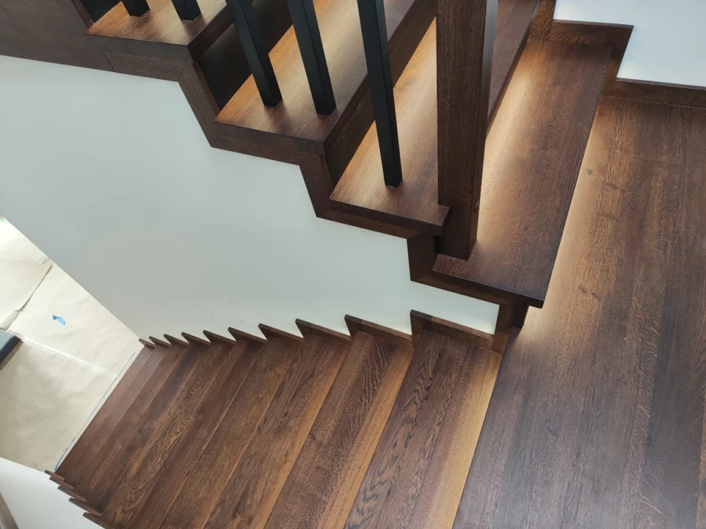 Schody dębowe w nowoczesnym wnętrzu