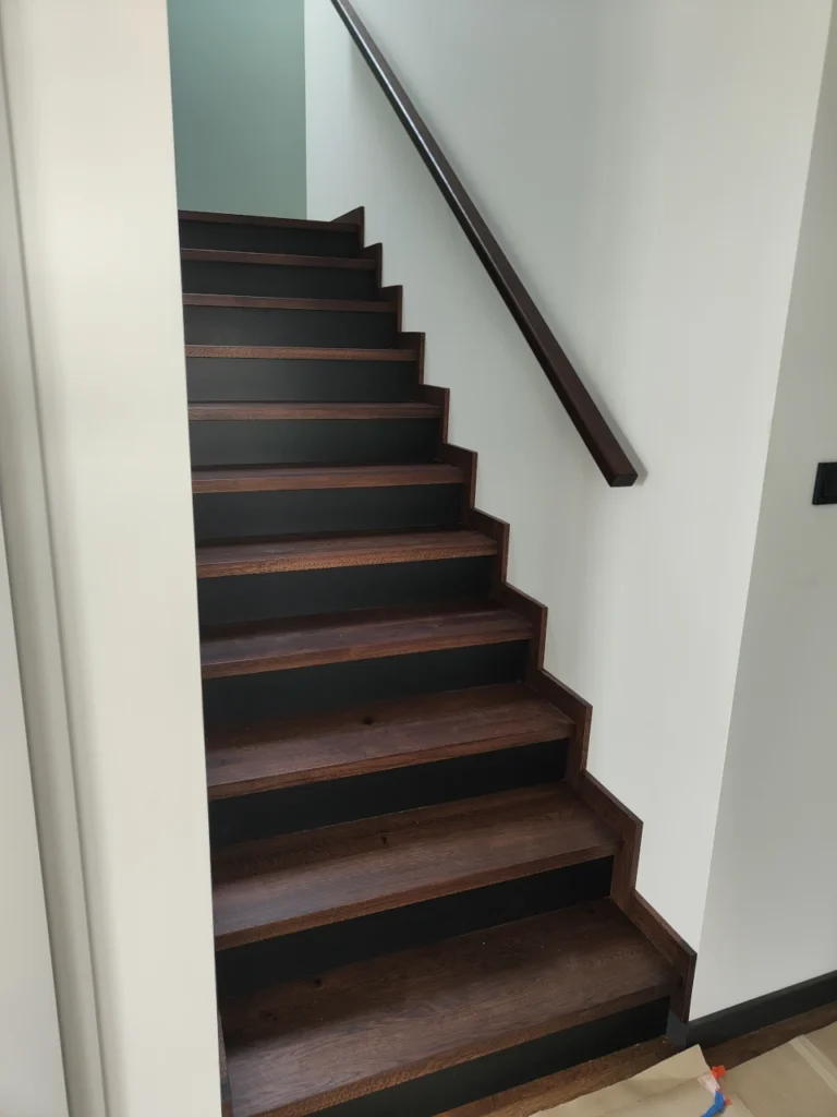 Schody dębowe w nowoczesnym wnętrzu