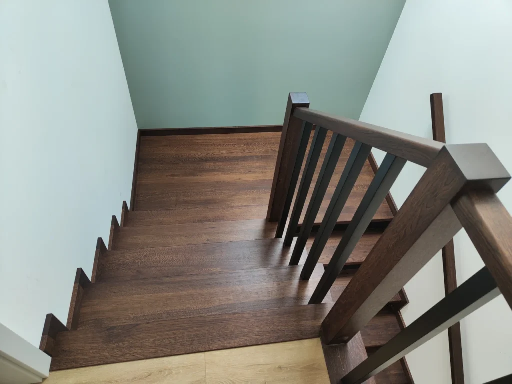 Schody dębowe w nowoczesnym wnętrzu