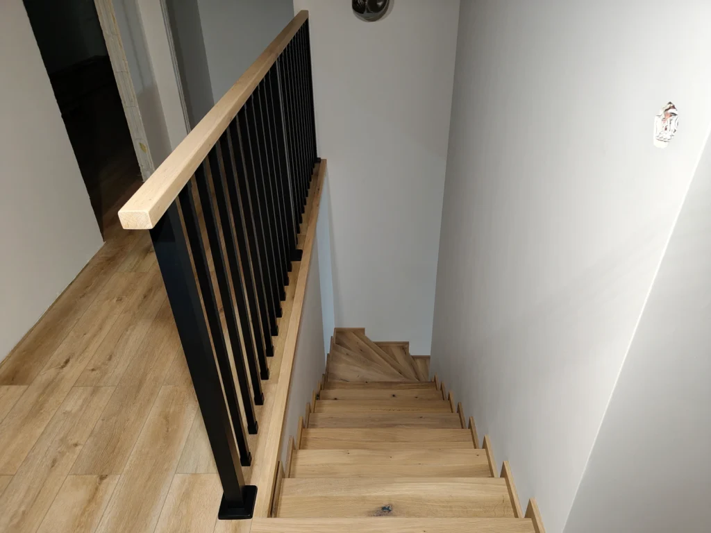 Schody dywanowe z balustradą